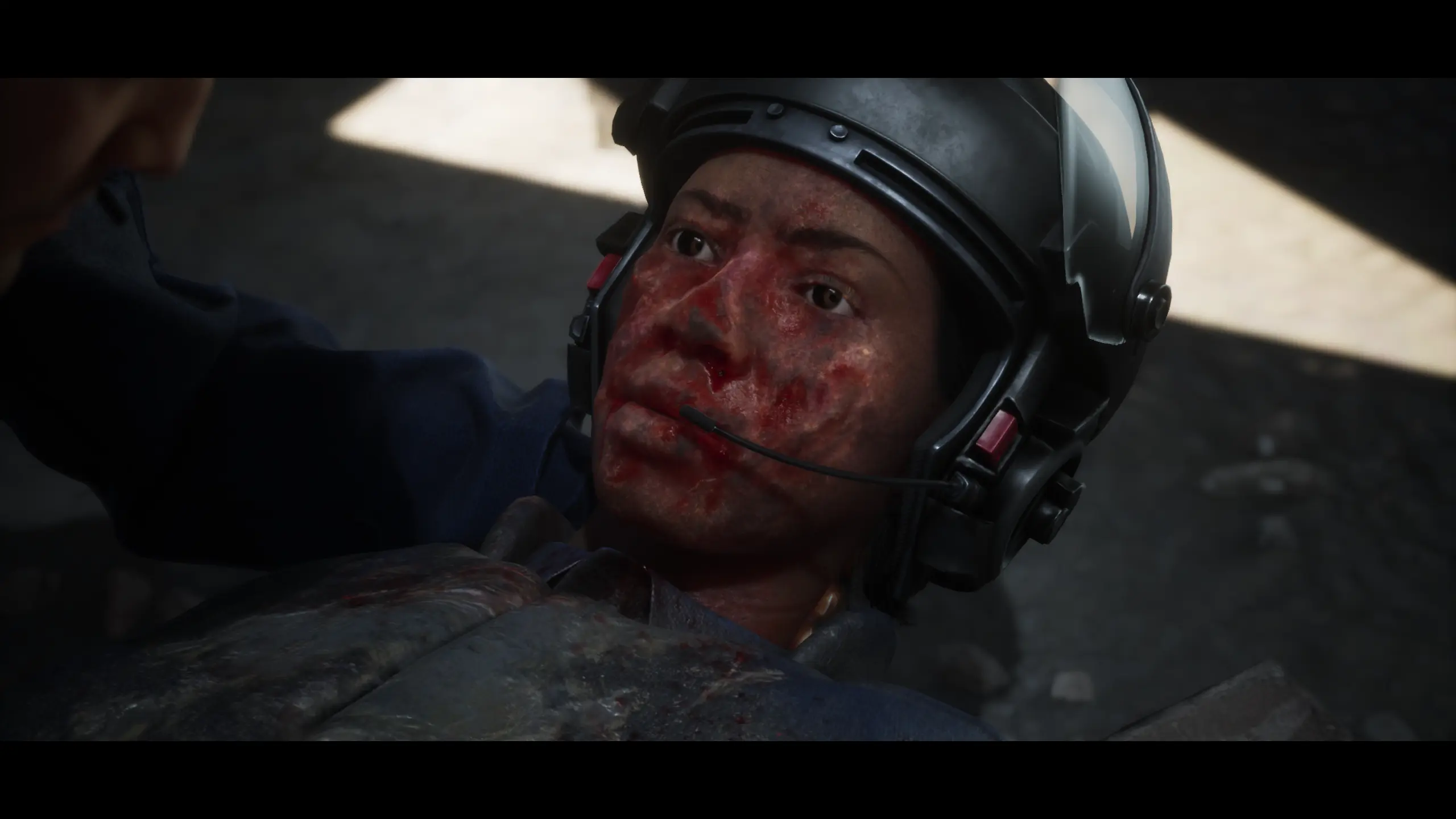 Она отдала часы Грейвзу, чтобы он их починил; для сюжета это важная деталь. Главное — только не выбивайте двери, а то умрёте, как она.