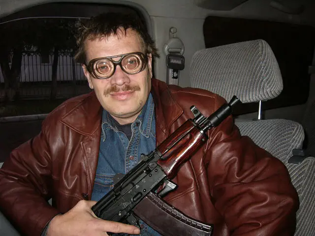 Сан Саныч во плоти, когда-то давно. АКСУ заряжен таларскими загадками.