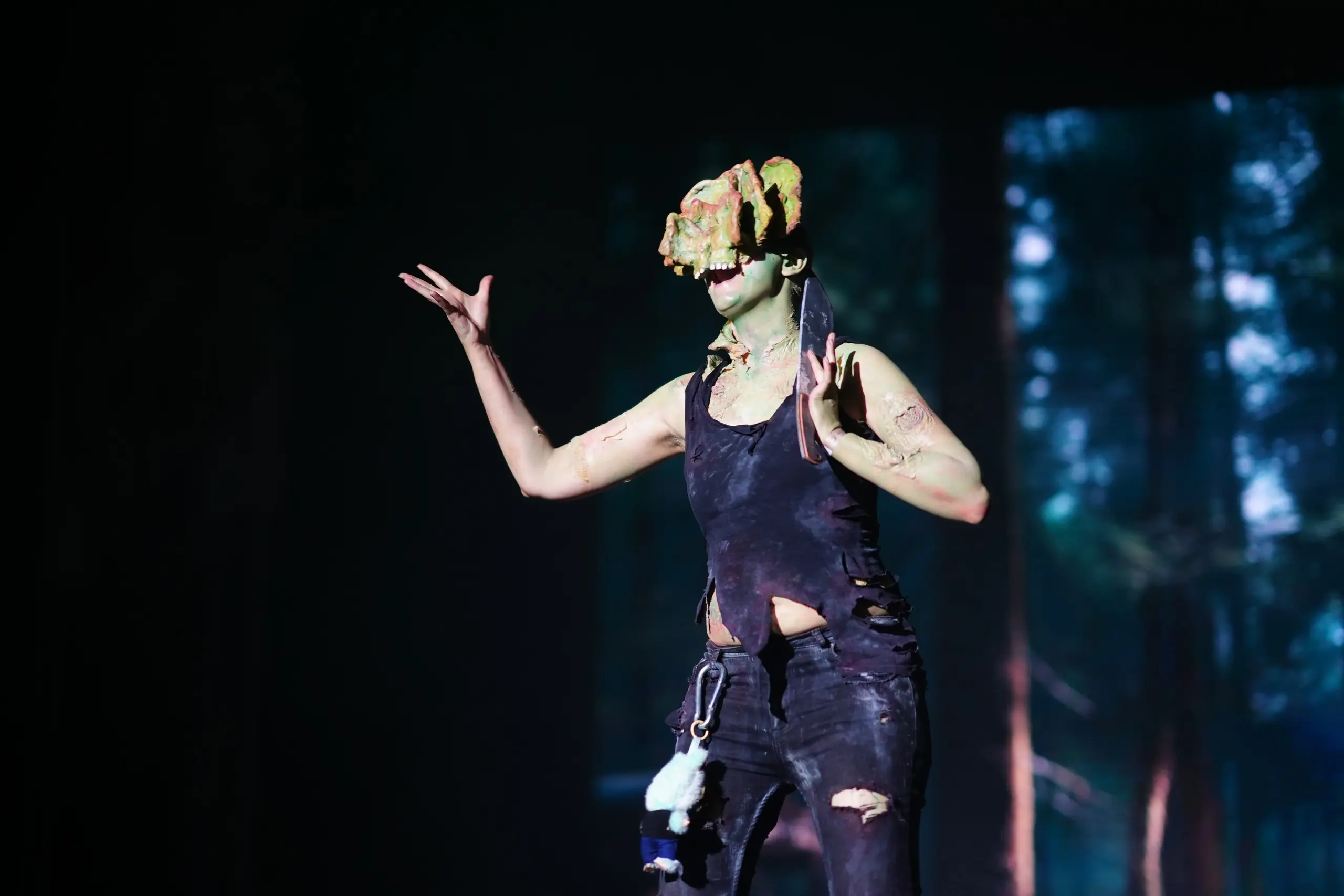 (10 фото) Маска щелкуна сделана из латекса и всё того же воздушного пластилина. Для повышения забавности момента партнер также сделала кастомную Лабубу.