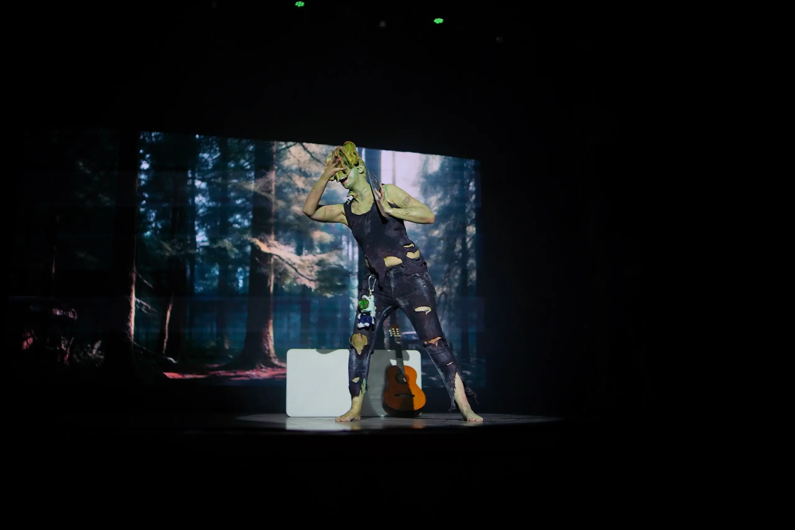 (10 фото) Маска щелкуна сделана из латекса и всё того же воздушного пластилина. Для повышения забавности момента партнер также сделала кастомную Лабубу.