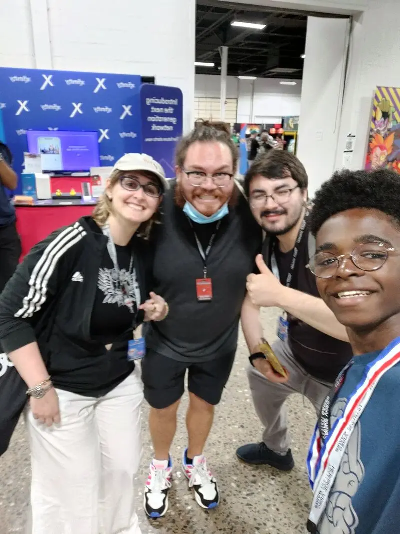 Второй слева на фото — Kawai Sprite. Справа от него ninjamuffin99