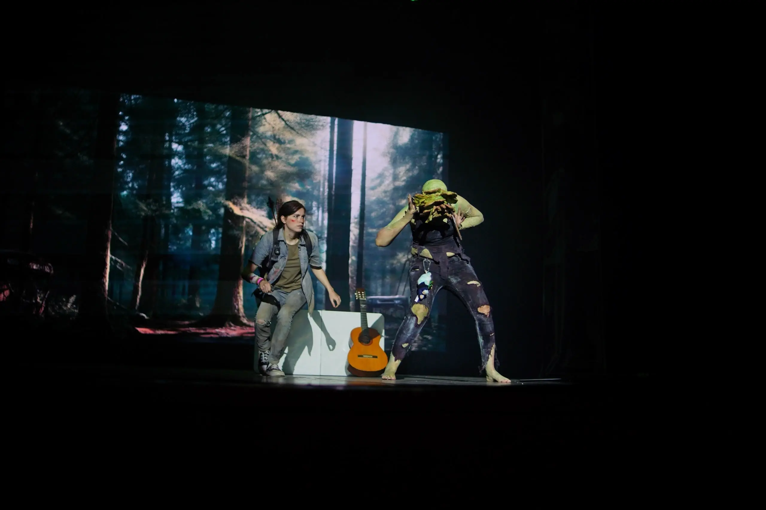 (10 фото) Маска щелкуна сделана из латекса и всё того же воздушного пластилина. Для повышения забавности момента партнер также сделала кастомную Лабубу.