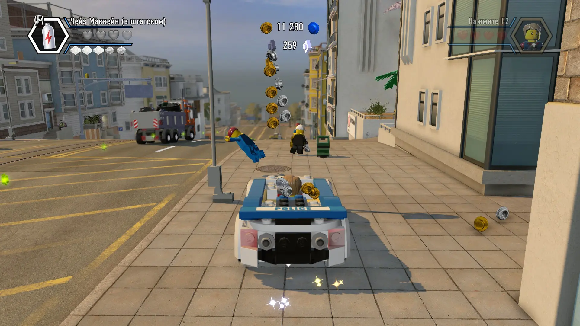 У машины есть "жизни", после потери первой из них многие превращаются в кабриолет