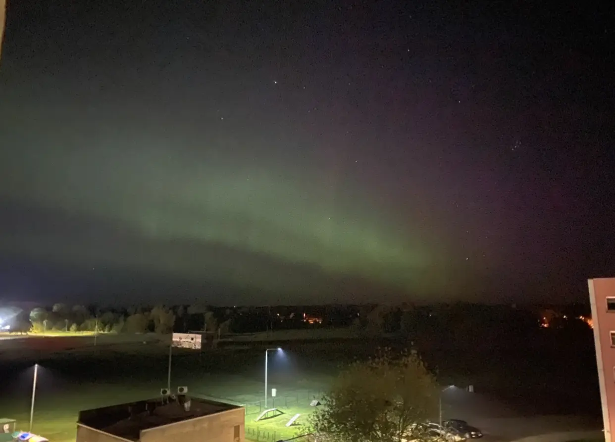 Причем видно её, только при съемке с выдержкой. Глазами не увидишь цвета. Кажется будто дымка на небе) 