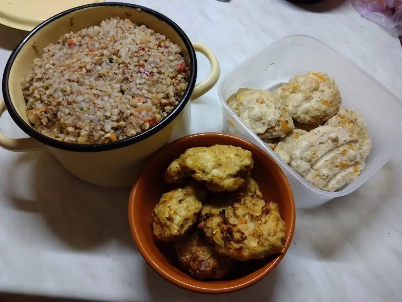 Парни такие "да нет у меня депрессии" а потом идут на кухню и готовят это все за один вечер