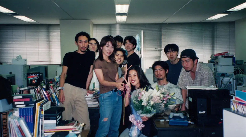 KCET времён Silent Hill 1. Крайний слева мужик Исао Такахаши, художник. Справа от него сценаристка Наоко Сато. У неё из-за плеча выглядывает Кеичиро Тояма