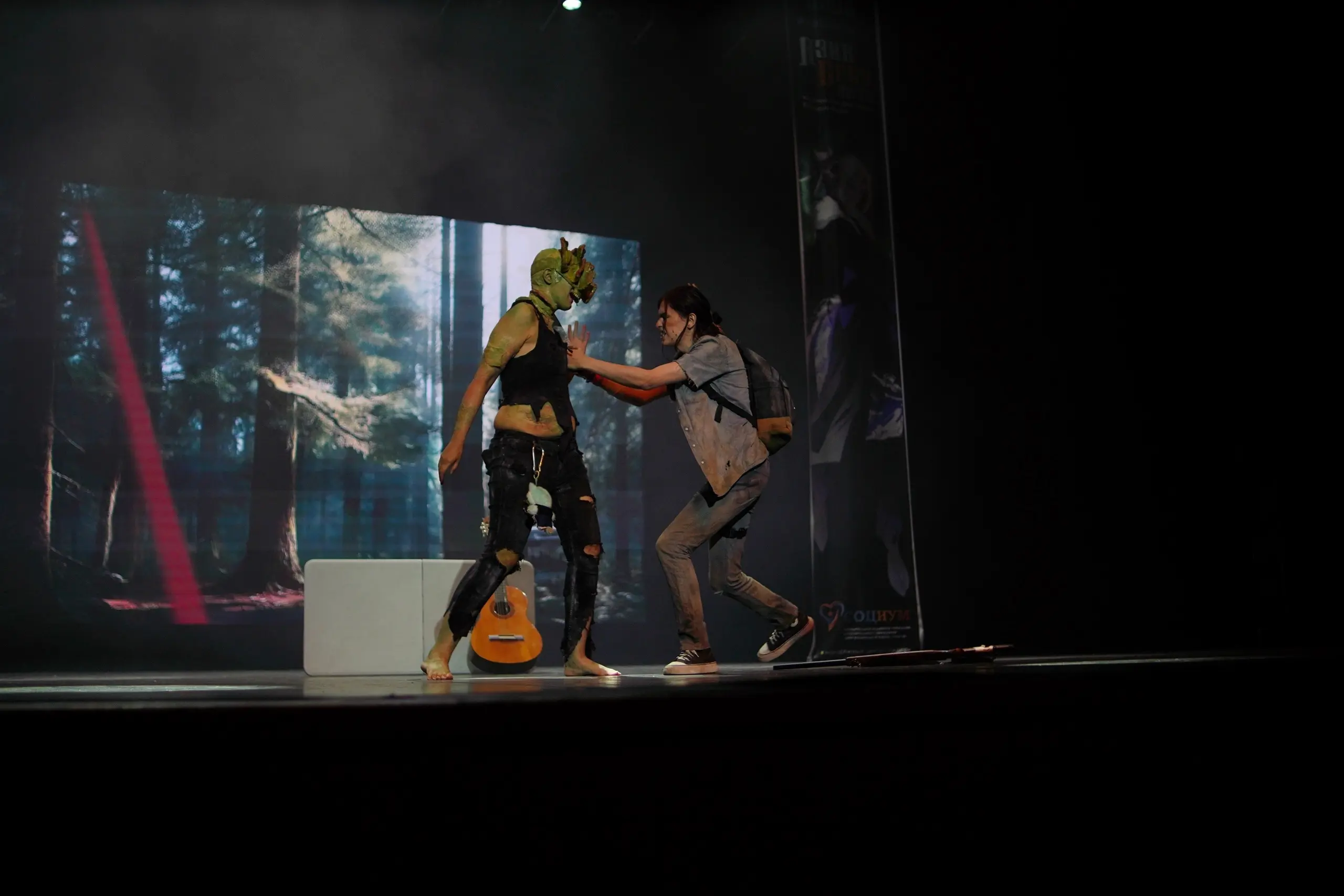 (10 фото) Маска щелкуна сделана из латекса и всё того же воздушного пластилина. Для повышения забавности момента партнер также сделала кастомную Лабубу.