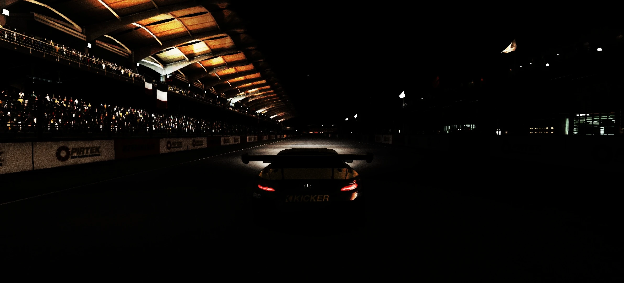 Ещё один AMG GT3, – но, речь не о нём. Игра, в принципе, гораздо шире, по сравнению с предшественницами, стала пользоваться «ночными заездами» (весь класс Endurance сосредоточен теперь на них), – атмосферно, что сказать, – наложи пару простеньких фильтров, – и от реального фото будет довольно трудно отличить...