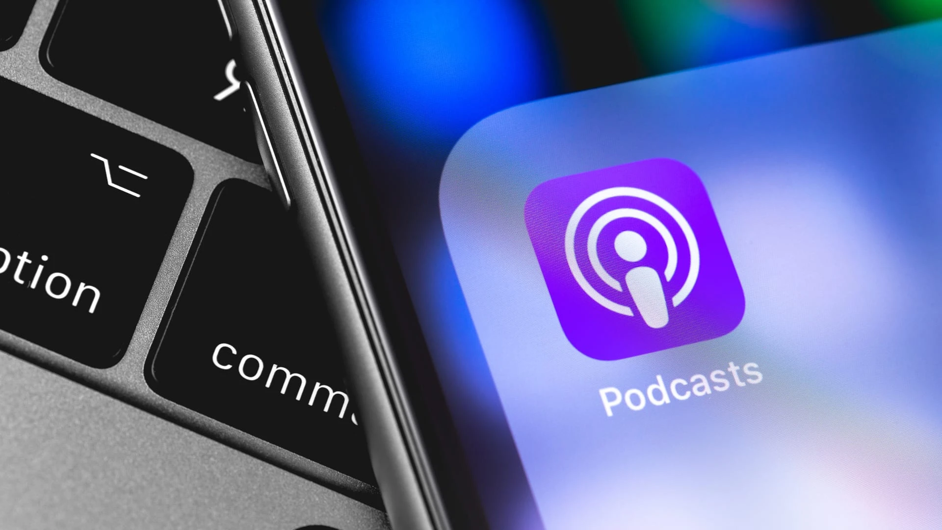 В недавнем отчете Semafor стало известно, что Apple Podcasts отдает предпочтение шоу, которые участвуют в программе платной подписки, предоставляя им верхний биллинг в карусели страницы просмотра. Этот шаг вызвал недоумение среди издателей подкастов, поскольку он подчеркивает важность предложения платных подписок для получения видимости на платформе.
