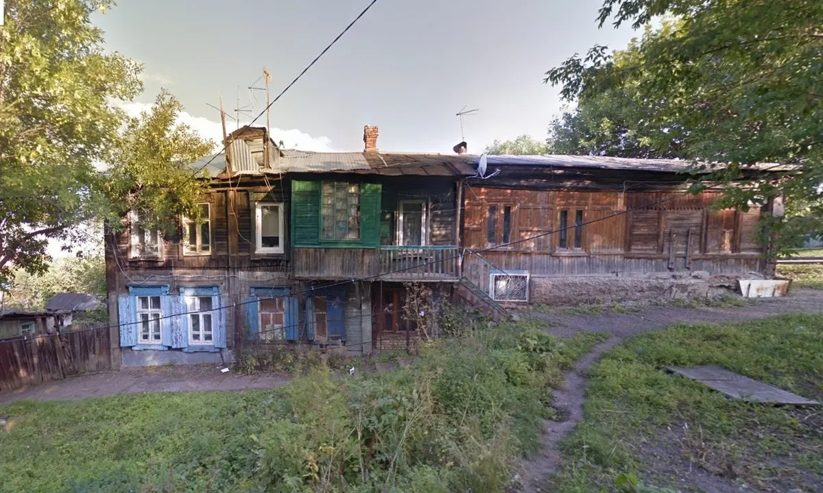 Дом, в котором я жила, давно снесли, и у меня не осталось его фотографий. Поэтому я взяла похожий с соседней улицы из гугл-карт. Такие хибары там стоят до сих пор — по 4-6 «квартир» в каждой