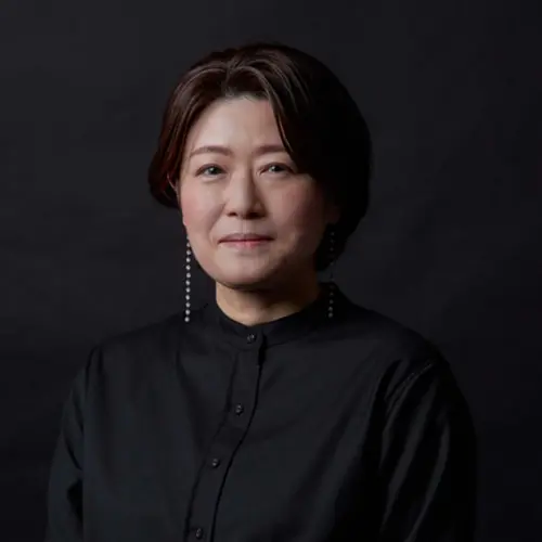Концепт-художница Мики Такахаши (高橋 美貴) рассказала, что в мире SlitterHead, где человеческая жизнь стоит немного, а мораль и того меньше, она занималась проработкой местной мафии. Мики Такахаши понадеялась, что игрокам будет интересно вникать в детали жизни безымянных людей.