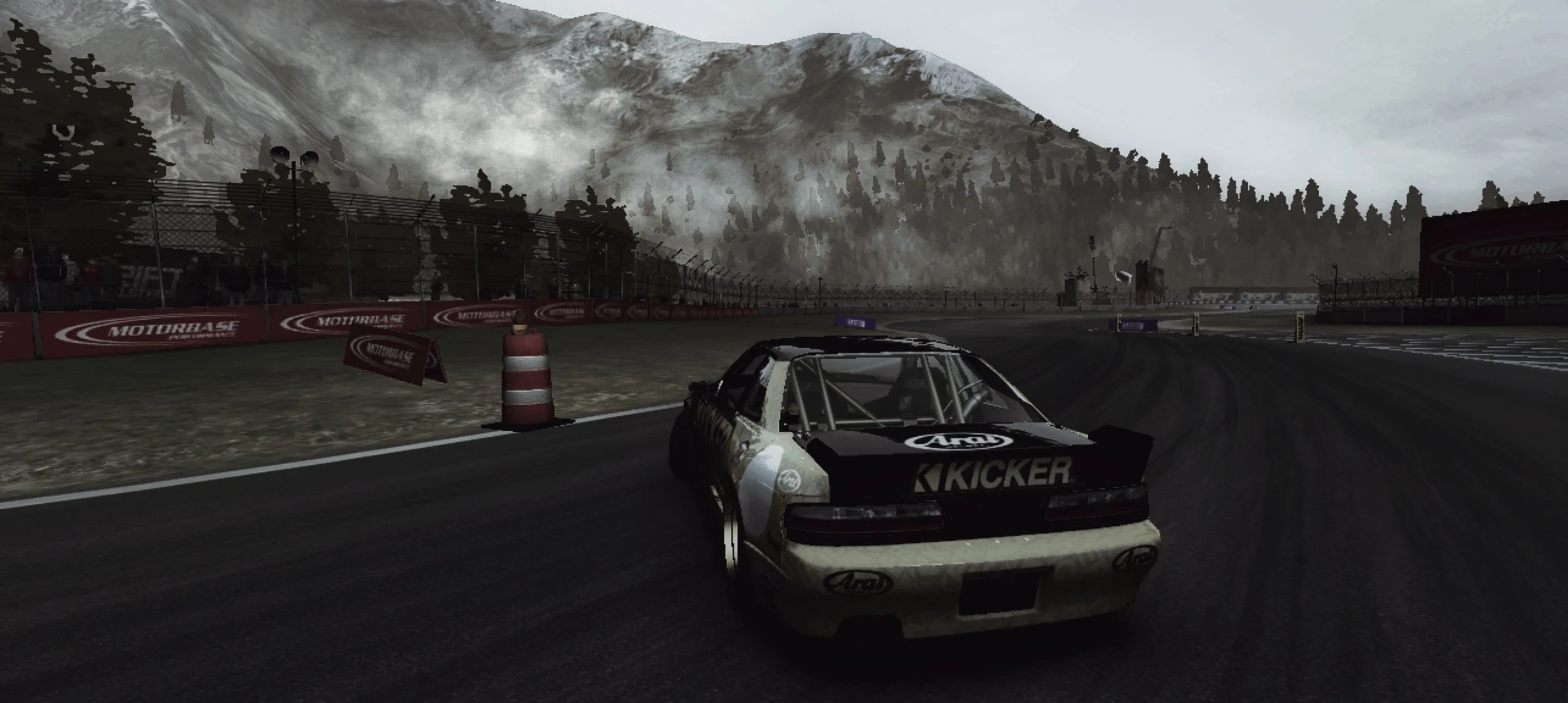 К слову, о дрифте: Nissan 240SX (S13) Дайдзиро Ёсихары, – а, да, кстати, неизвестный гигант мысли из числа разработчиков... слил Formula D в один класс с американским драг-рейсингом (как, и эти классы, в принципе, – это всё у нас, – Tuner (интересно, а, если бы, Codemasters были бы в курсе «русского тюнинга», что, «Приоры» бы тоже сюда относились? Или, «шохи»?)