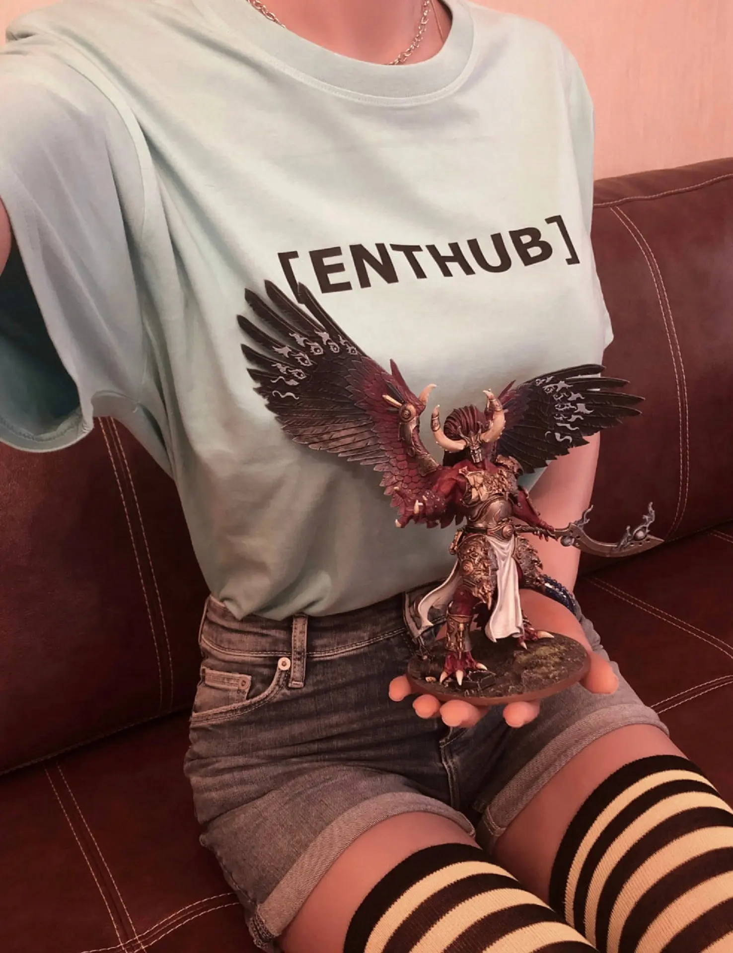 Оценили размеры фигурки всем хабом (простите)