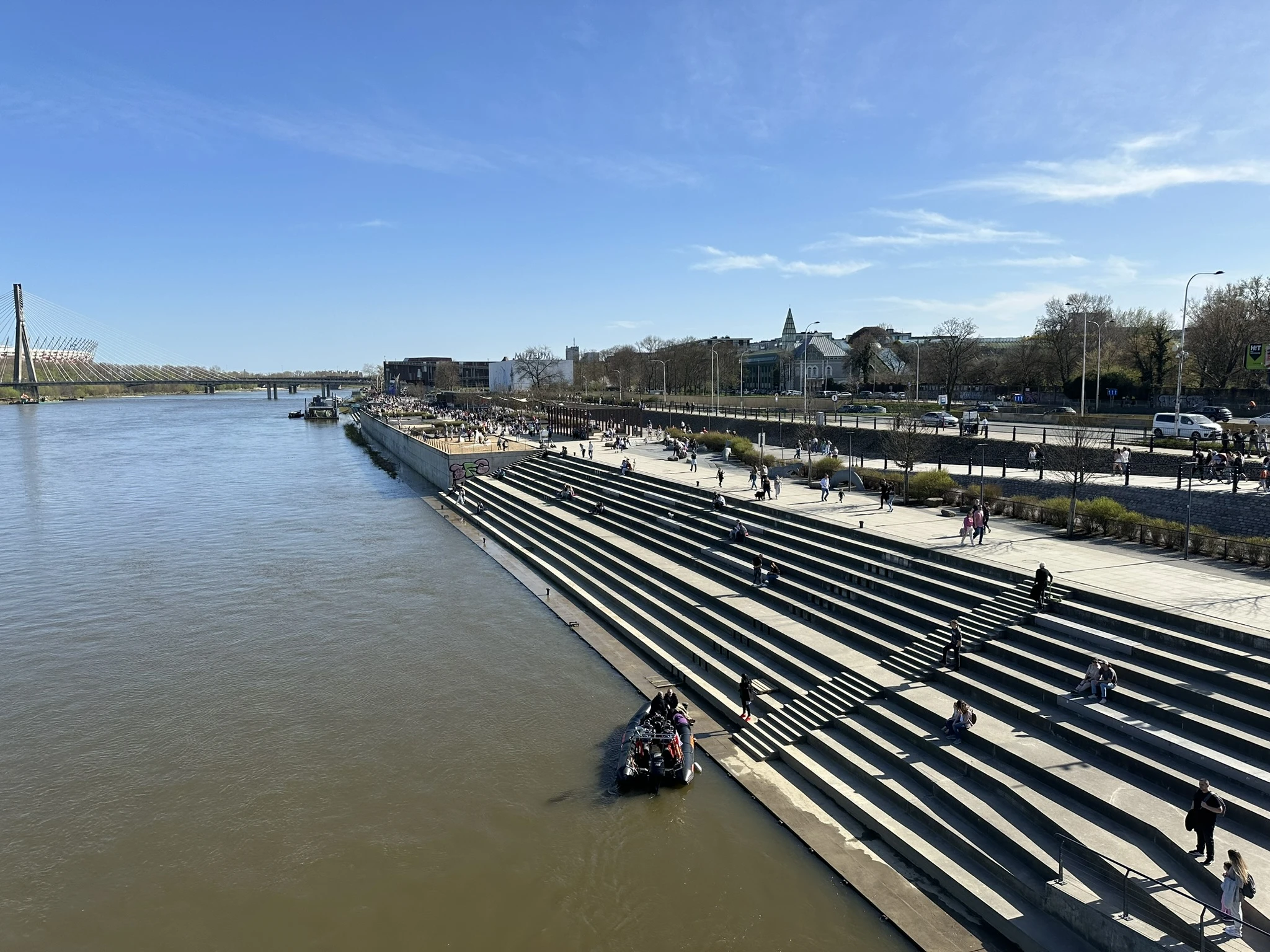 Вид с пешеходного моста.Люди чилят у воды.Пиво пить можно,полиция не трогает.Везде запах сами знаете чего,за это тут тоже почти ничего не будет,если не будешь курить в лицо полиции.