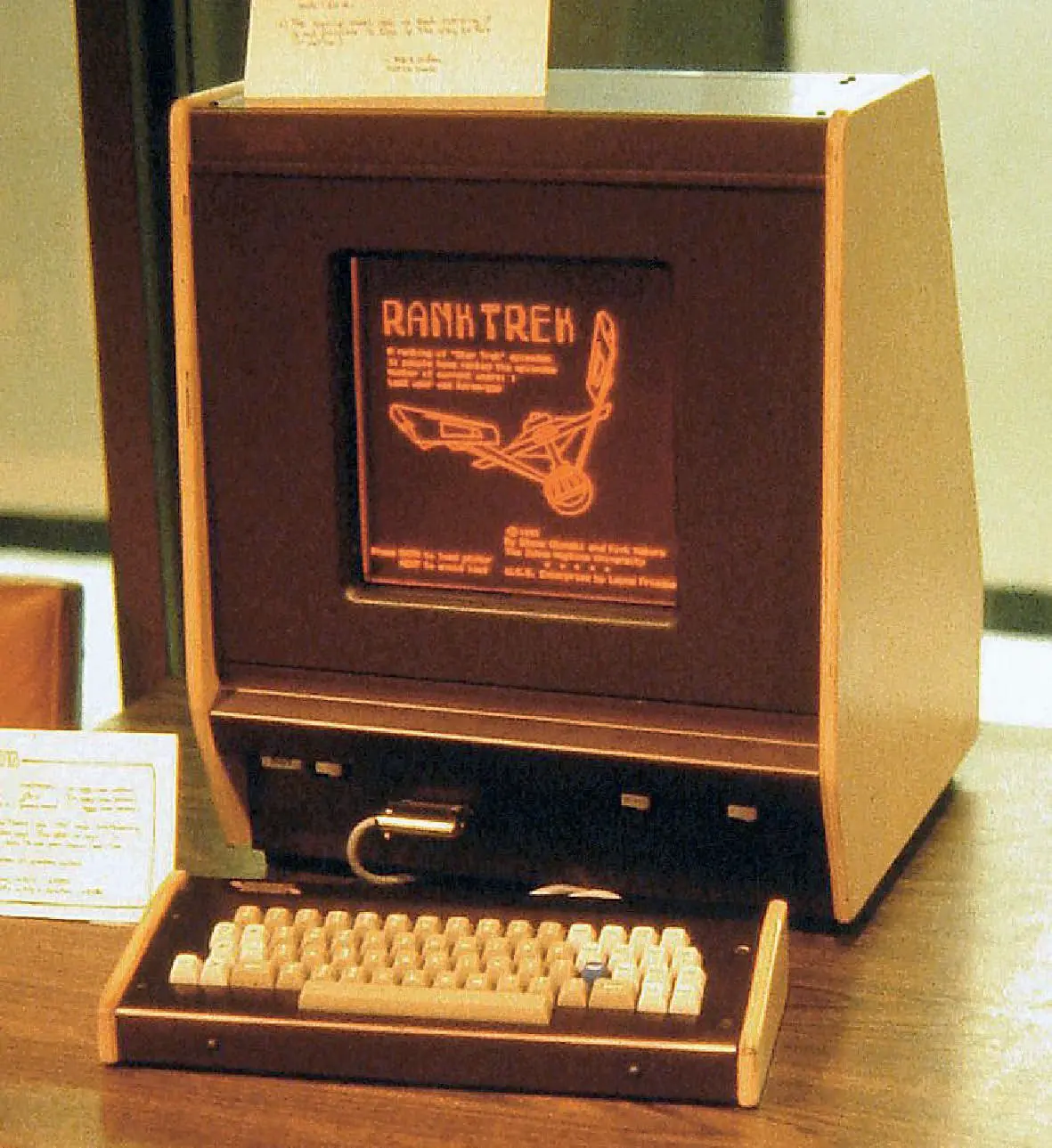 Терминал PLATO с характерным ему оранжевым плазменным экраном. В 1976 было 950 таких терминалов по всему миру.