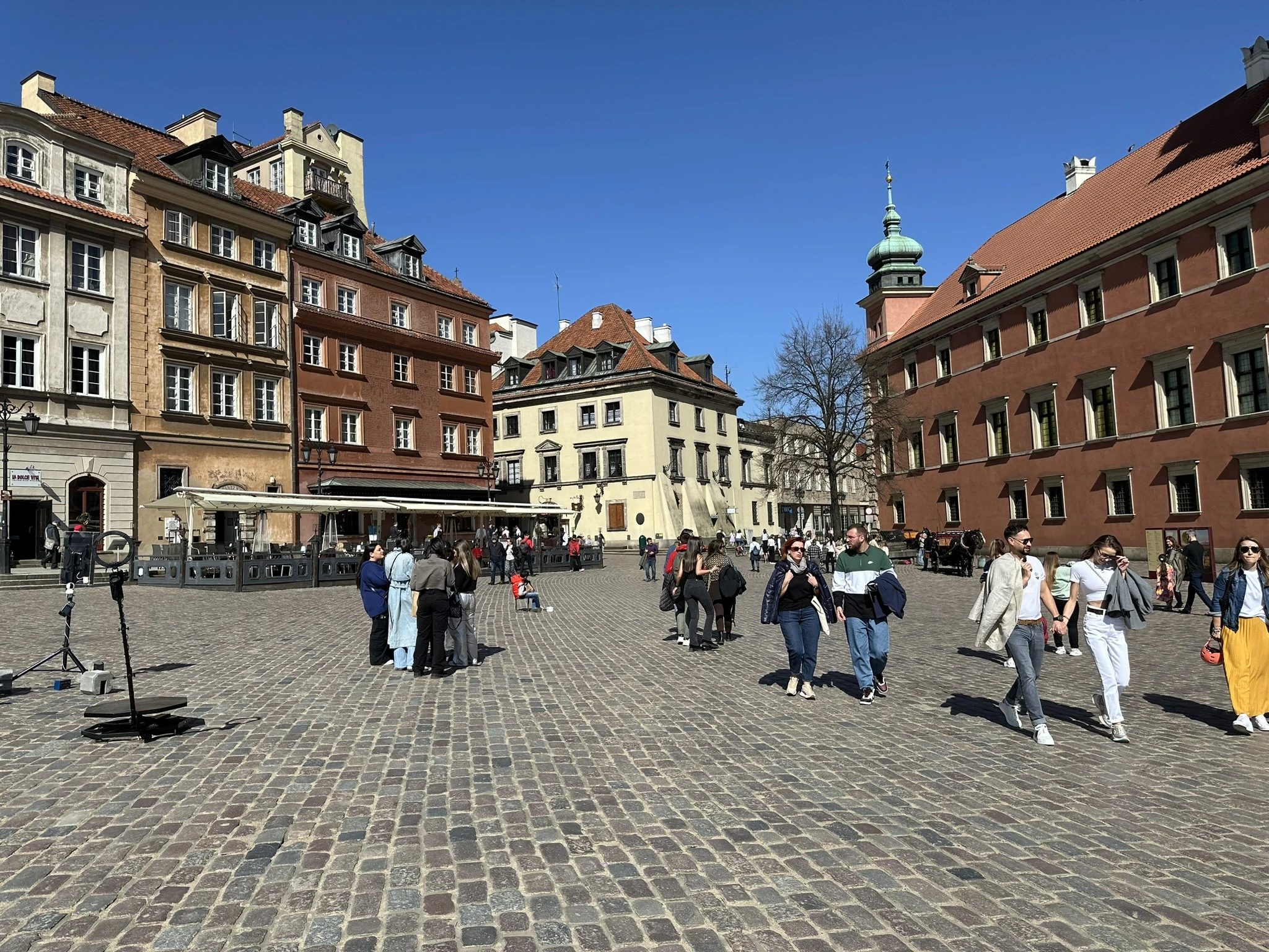 Это прямо сердце "старого города".Конечно Варшава после войны лежала в руинах и всё это новодел, но сделан по фотографиям тех кто помнил как было.