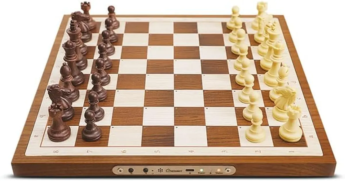 Шахматный компьютер Chessnut Pro. Может быть подключен к компьютеру или смартфону для игры по сети и использования разнообразных движков. Его можно приобрести "всего" за 1000 долларов США.