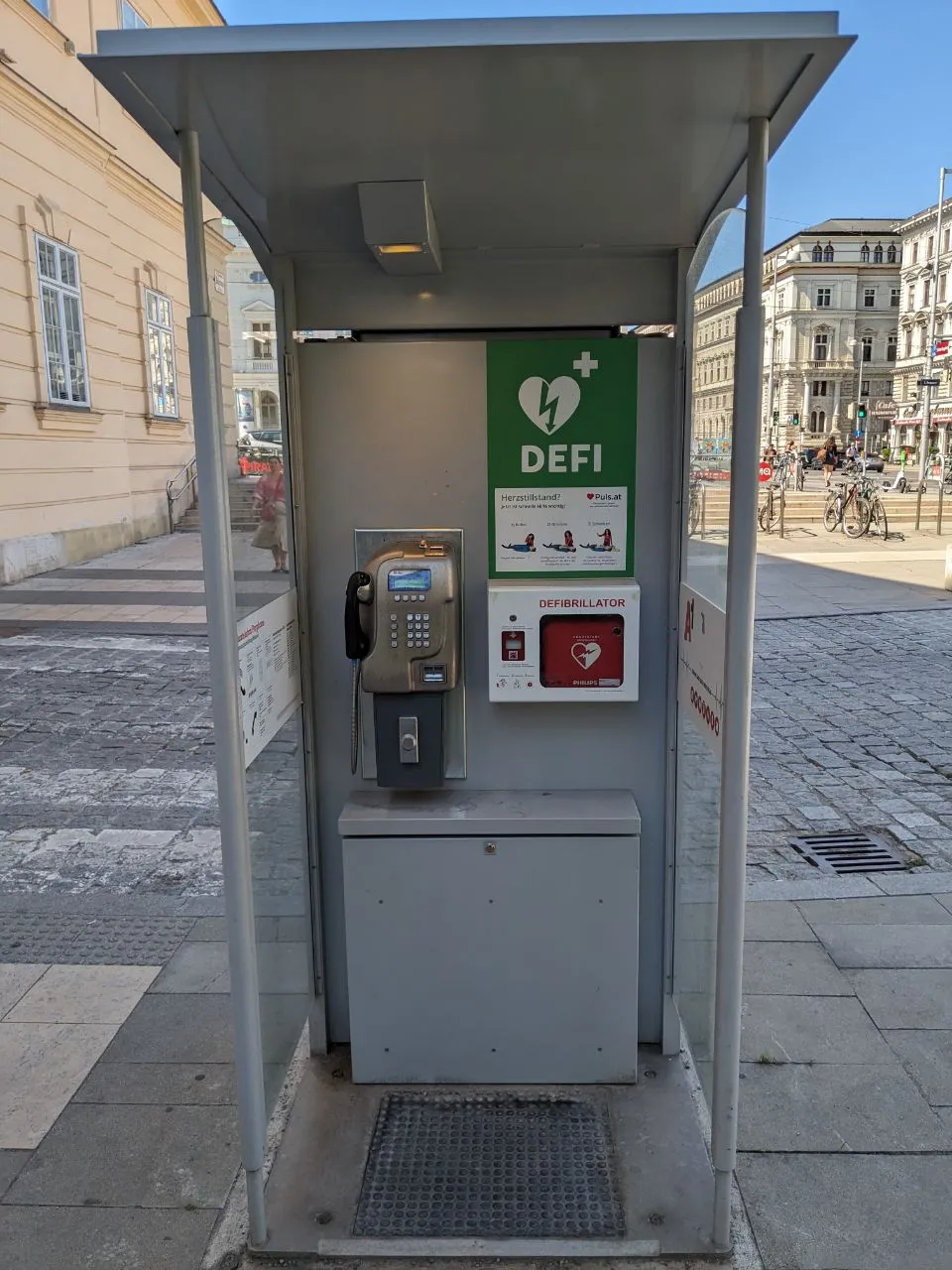 Кабина спасения, не знал, что такие ещё стоят)