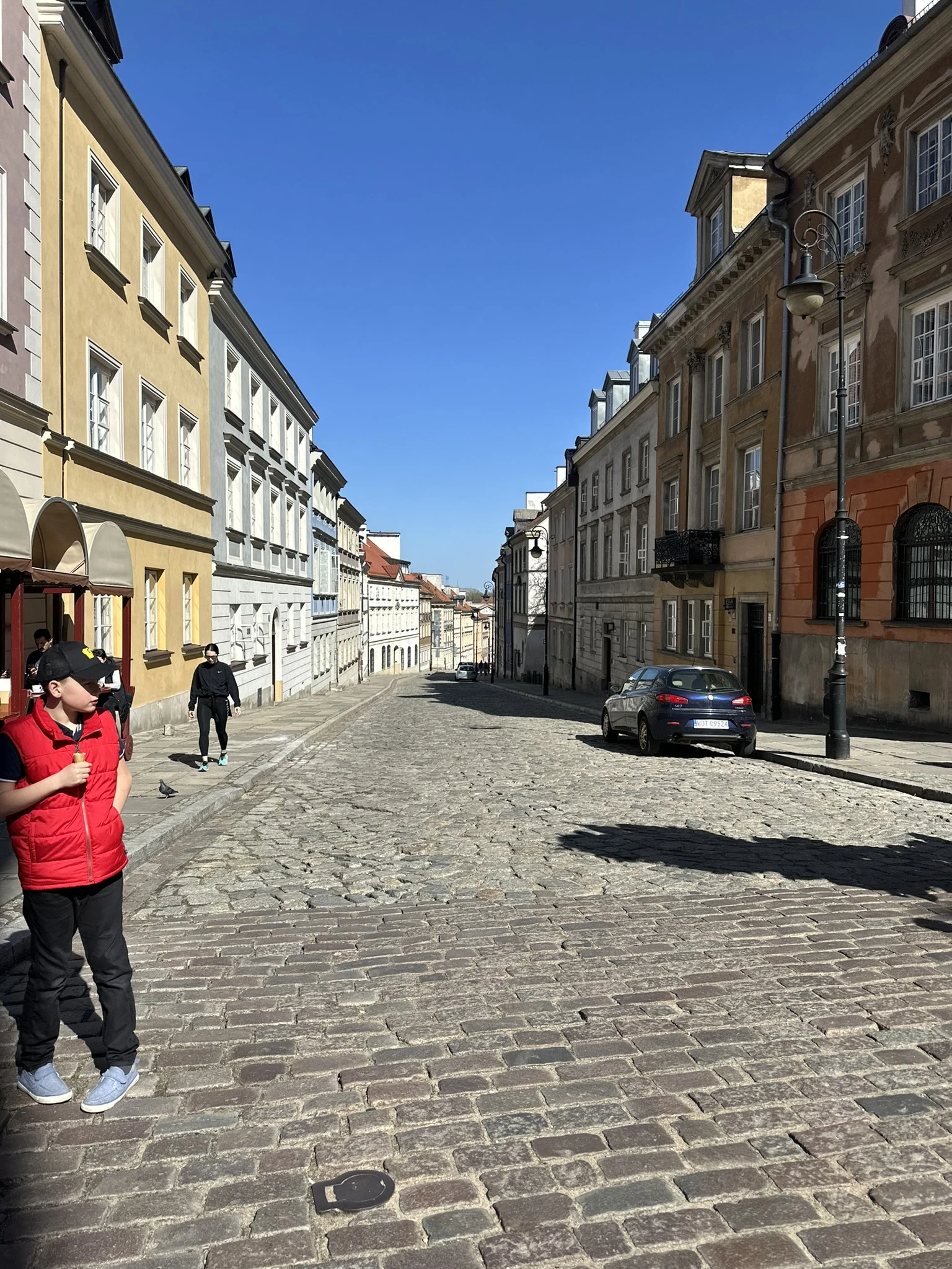 Улица резко уходит вниз к реке, жаль фотографи не передаёт угол наклона.