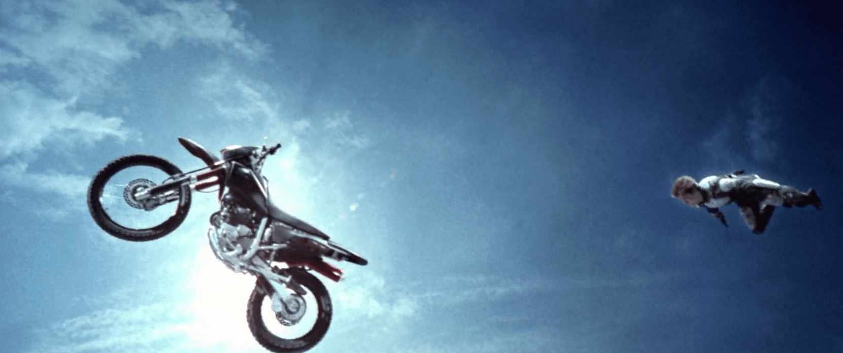 "Звёздные войны", "Люди икс" (как и прочие комиксы), "Матрица", жанр токусацу - издеваются над всем подряд, до чего могут дотянуться + взрывы, как в компьютерных играх нулевых - в этом есть свой дикий шарм, поверь.