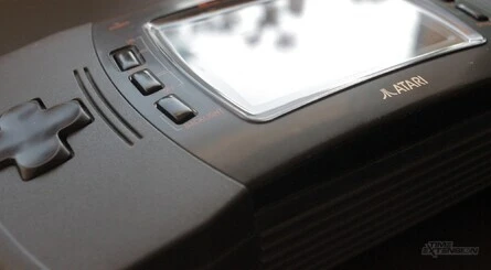 Atari Lynx вышла в 1989 году. На фото обновлённая модель Atari Lynx Mk.2, вышедшая в 1991 году с улучшенной батареей, стереозвуком и новым дизайном.