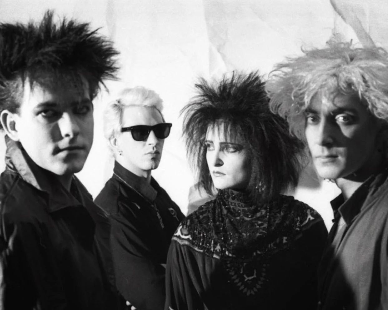 Группа Siouxsie and the Banshees и примкнувший к ним Роберт (слева). С кем поведешься - от того наберешься!