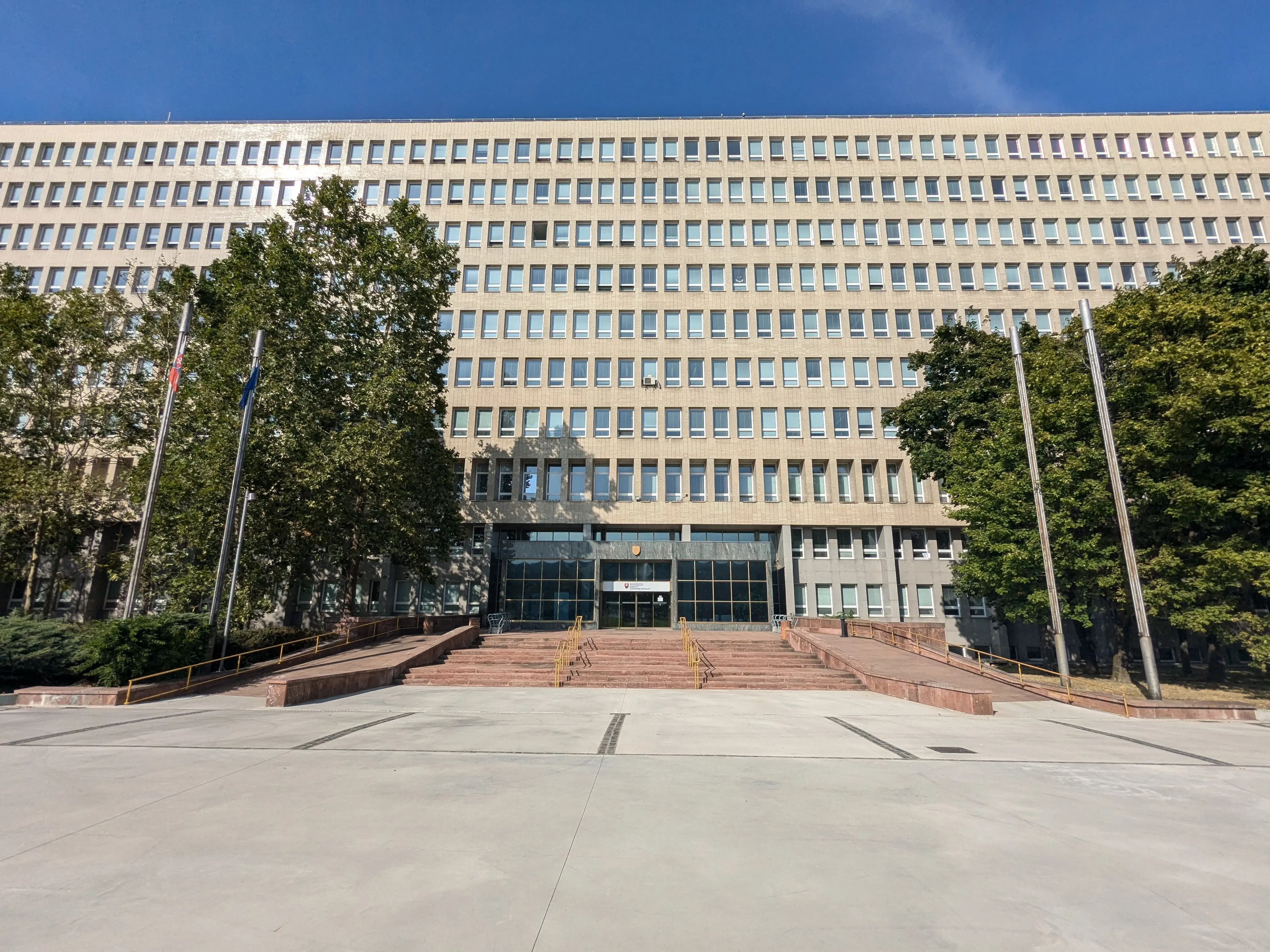 Достаточно монументальные здания в стиле брутализма. Министерство транспорта, кстати