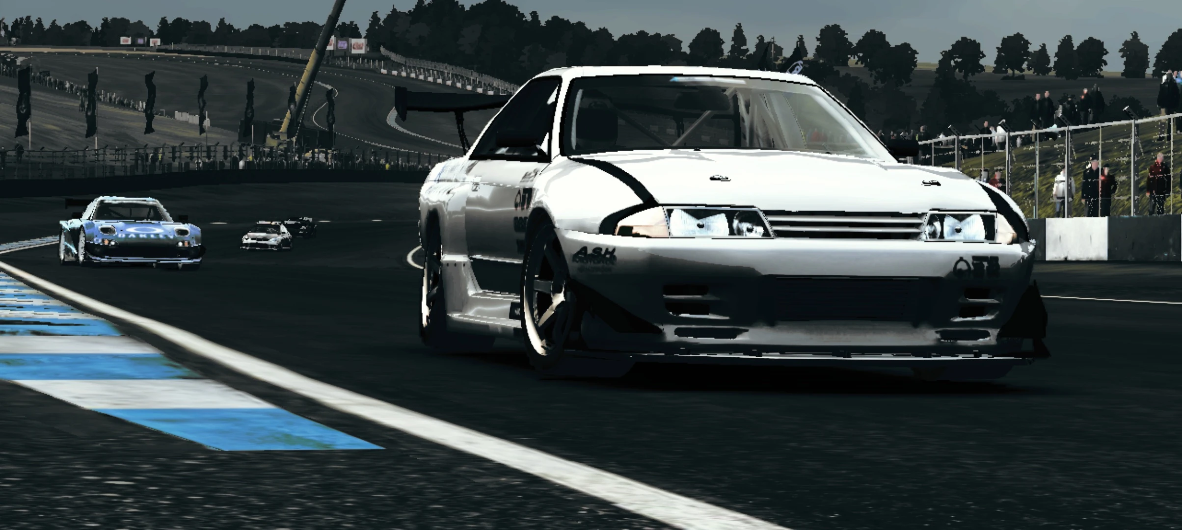 Слегка «побитый» Nissan Skyline (R32, 1991, в версии Auto Gallery Yokohama), а также Mazda Panspeed RX-7 и Subaru Tomein Cusco WRX STI (вдали)