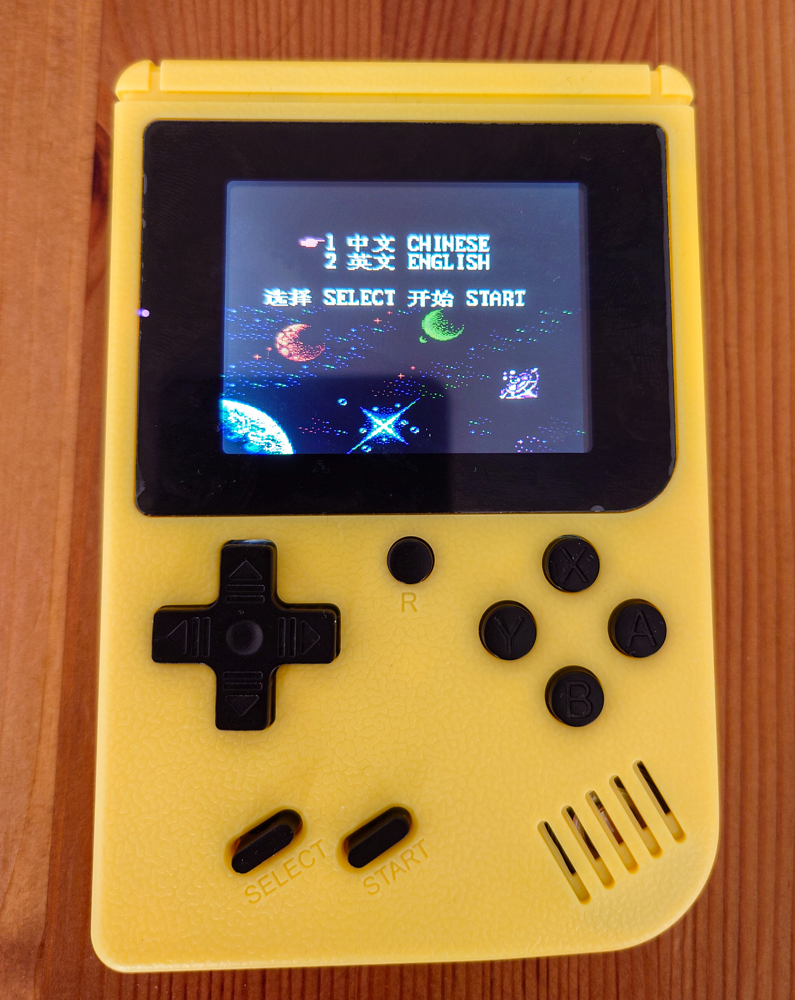 На самом деле дисплей четкий, это камера телефона мутит, а вот белая засветка есть и в жизни