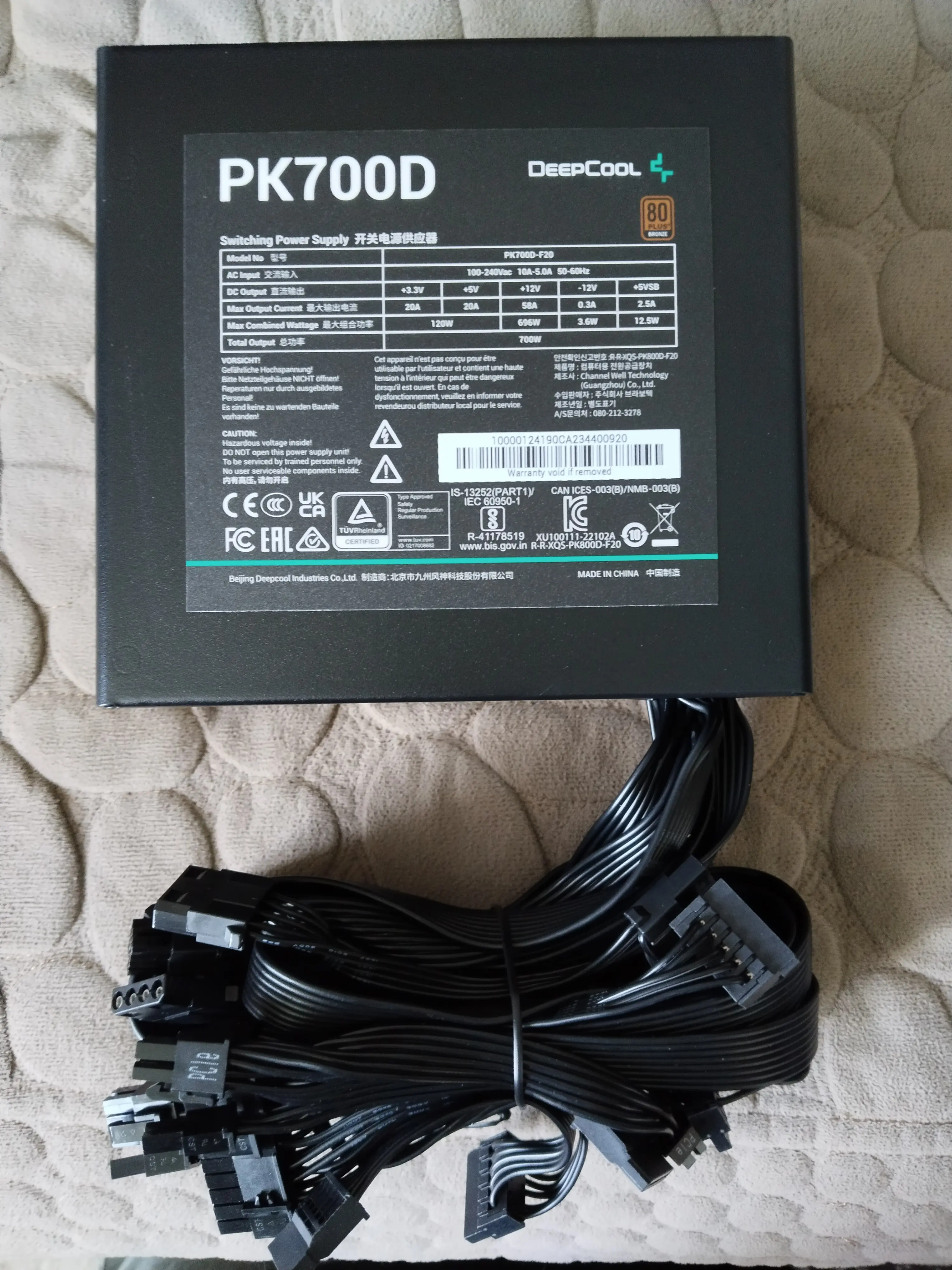 700-ваттный DeepCool с удобными для кабель-менеджмента кабелями, которых едва-едва хватило из-за того, что у меня системник с нижним положением БП.